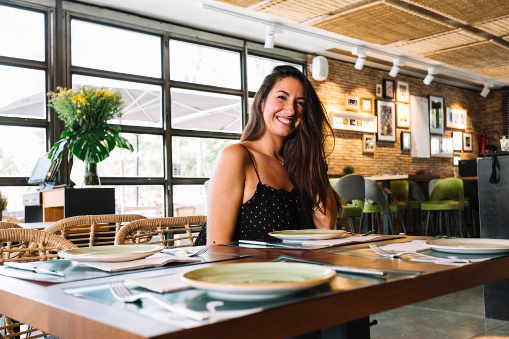 sorrindo-elegante-mulher-jovem-sentando-em-a-restaurante